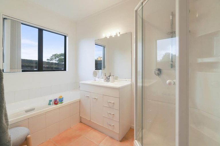 Photo of property in 12a Renata Crescent, Te Atatu Peninsula, Auckland, 0610