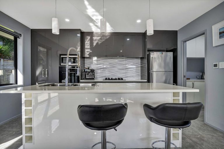 Photo of property in 2 Frederick Place, Whalers Gate, New Plymouth, 4310