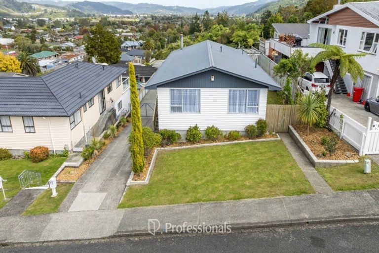 Photo of property in 17 Sunnyview Drive, Brown Owl, Upper Hutt, 5018