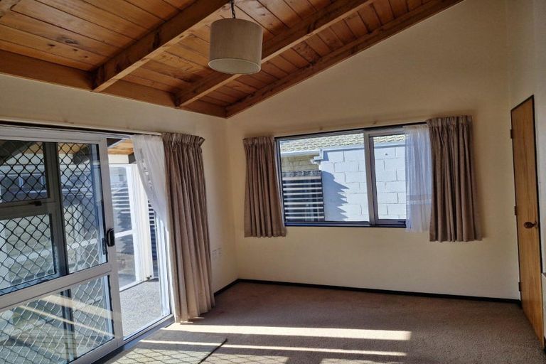 Photo of property in 2/2 Tiverton Crescent, Whalers Gate, New Plymouth, 4310