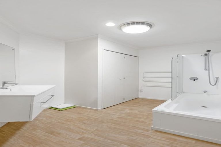 Photo of property in 2/15 Harbour View Road, Te Atatu Peninsula, Auckland, 0610