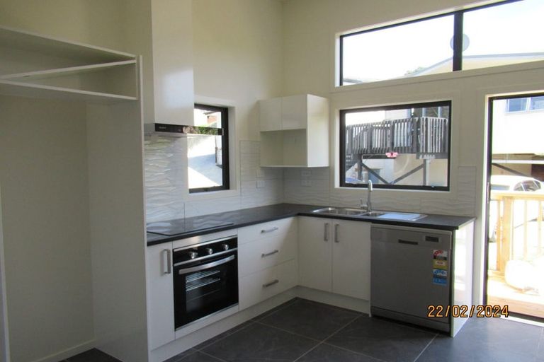 Photo of property in 15 Fernhaven Place, Massey, Auckland, 0614