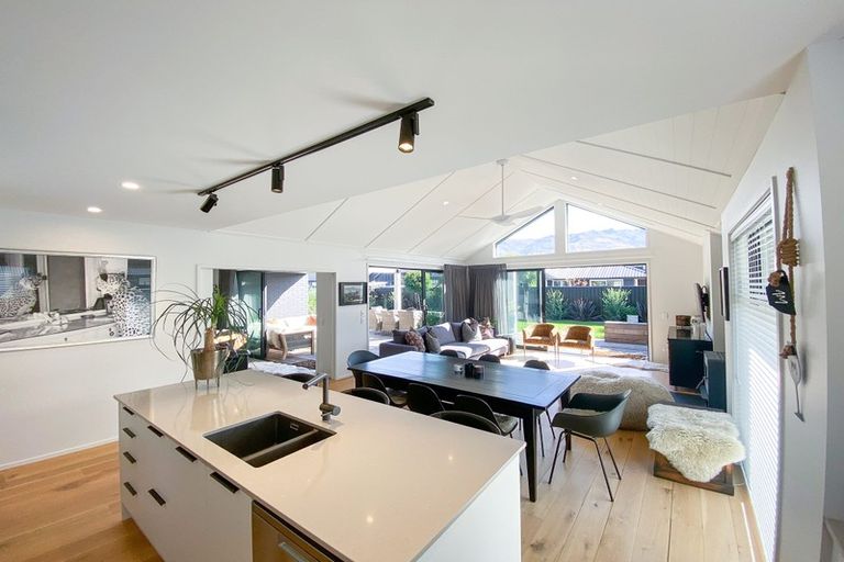 Photo of property in 48 Stratford Drive, Mount Pisa, Cromwell, 9383