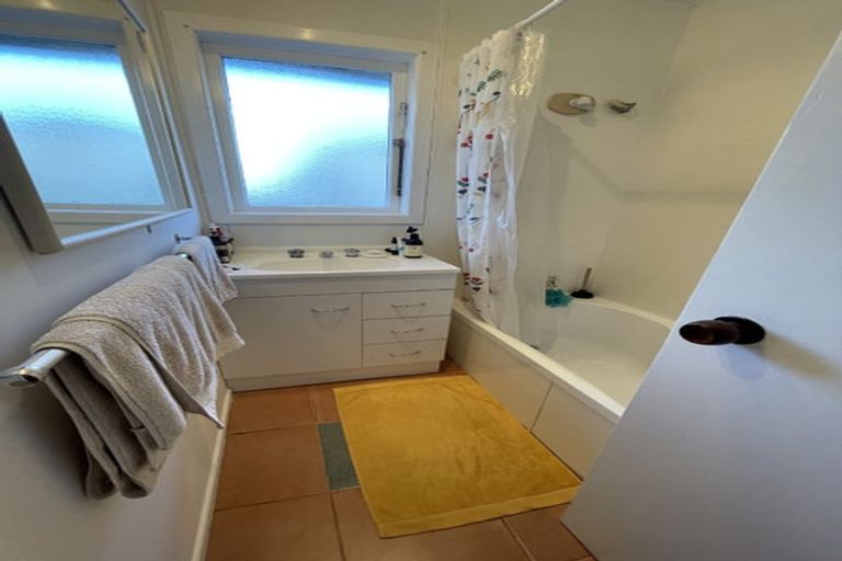 Photo of property in 1/4 Shamrock Lane, Te Atatu Peninsula, Auckland, 0610