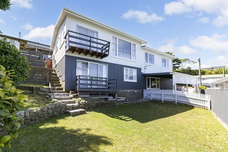 Photo of property in 23 Griffiths Grove, Newlands, Wellington, 6037