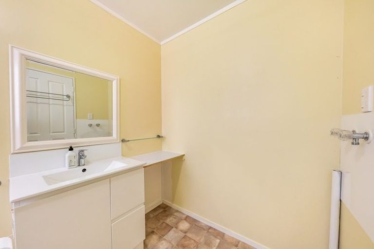 Photo of property in 2/24 Bell Street, Tawa, Wellington, 5028