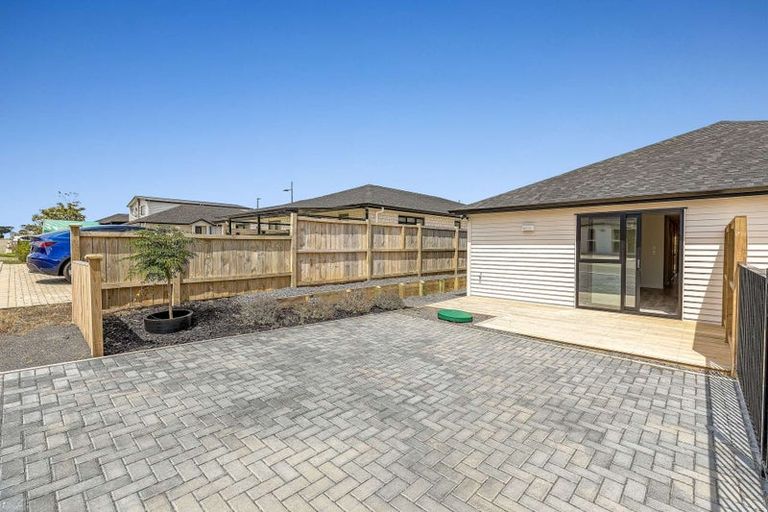 Photo of property in 6 Rorotu Avenue, Karaka, 2113