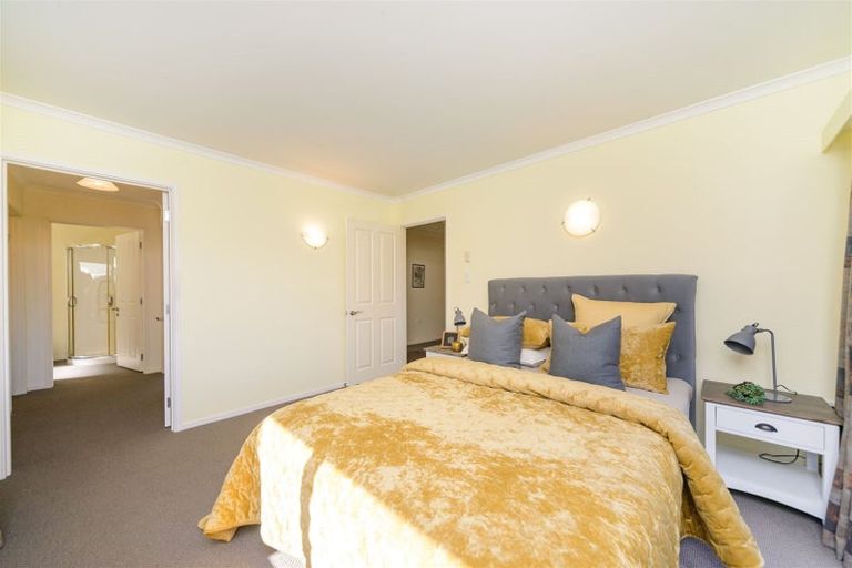 Photo of property in 24 La Lena Grove, Fitzherbert, Palmerston North, 4410