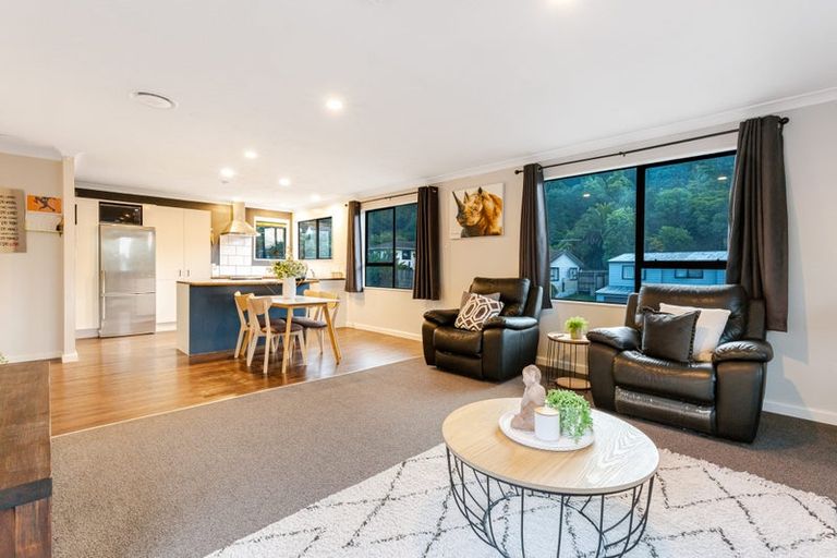 Photo of property in 76 Omapere Street, Whitby, Porirua, 5024