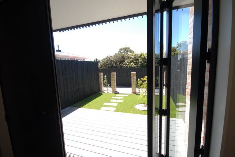 Photo of property in 3/139 Tirimoana Road, Te Atatu South, Auckland, 0602
