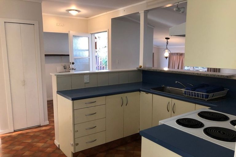 Photo of property in 11 Tupaki Place, Pakuranga Heights, Auckland, 2010