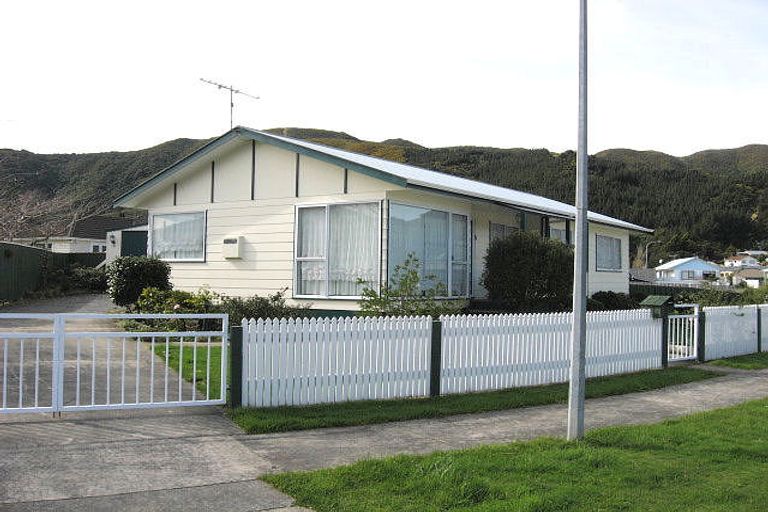 Photo of property in 8 Grimsby Grove, Wainuiomata, Lower Hutt, 5014