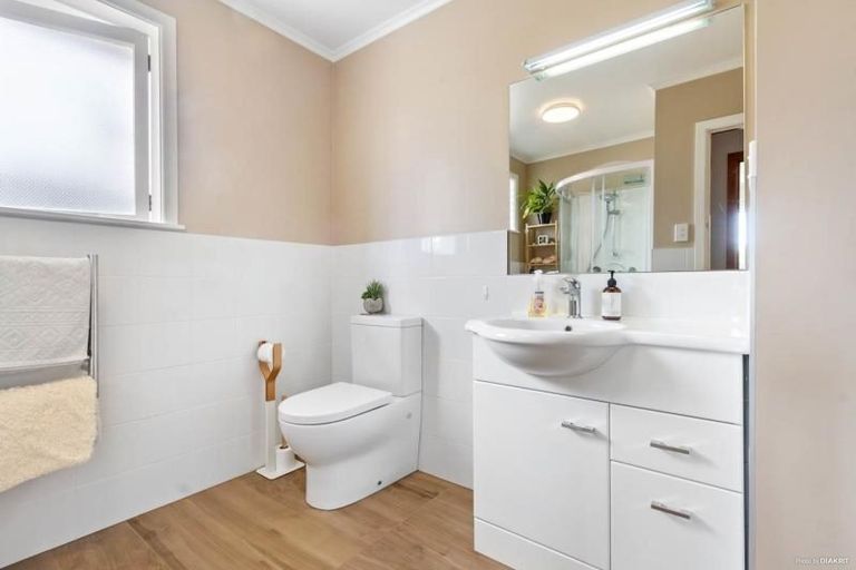 Photo of property in 32 Gloria Avenue, Te Atatu Peninsula, Auckland, 0610