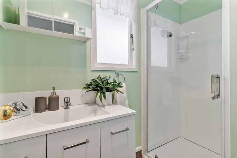 Photo of property in 37 Moire Road, Massey, Auckland, 0614