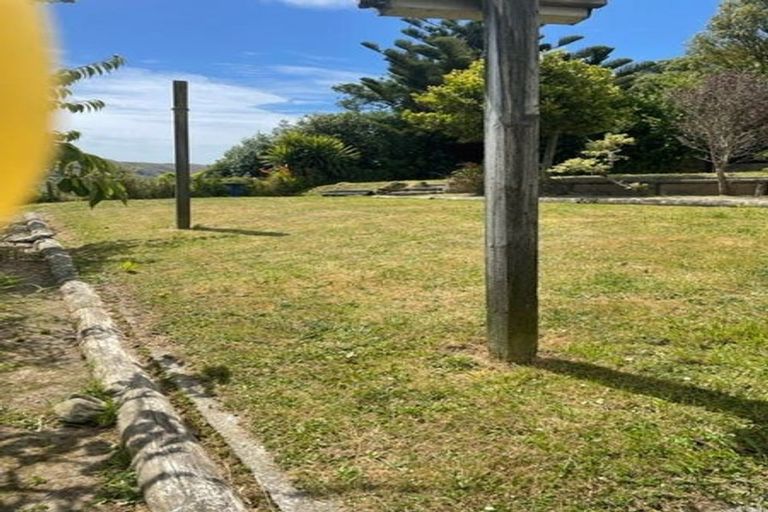 Photo of property in 100 Stewart Drive, Newlands, Wellington, 6037