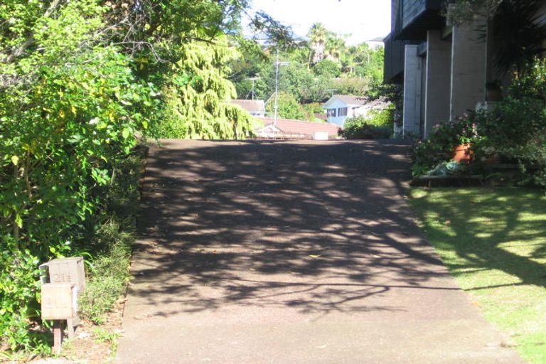 Photo of property in 2/21 Redwing Street, Browns Bay, Auckland, 0630