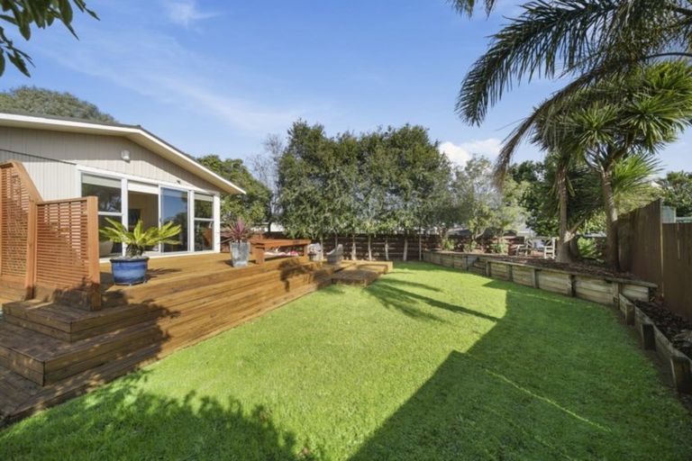 Photo of property in 17 Tupaki Place, Pakuranga Heights, Auckland, 2010