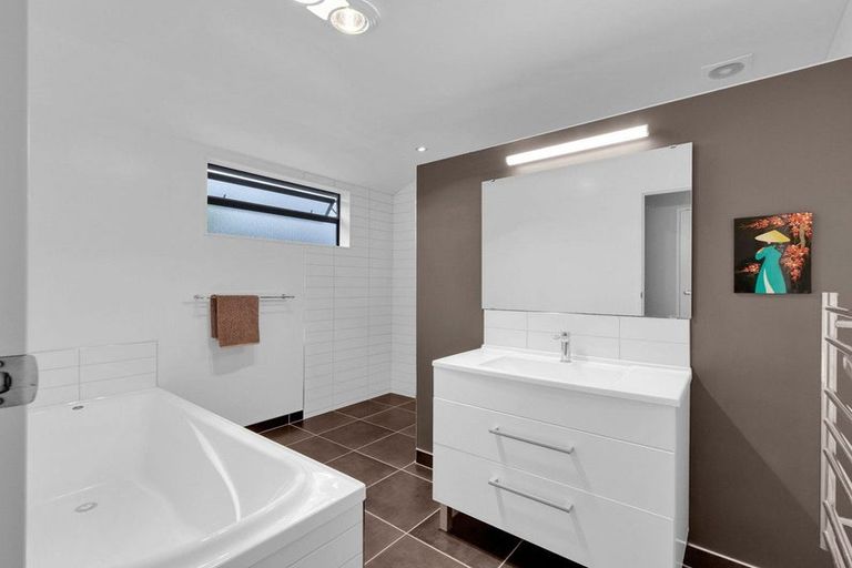 Photo of property in 48 Wiltshire Drive, Huntington, Hamilton, 3210