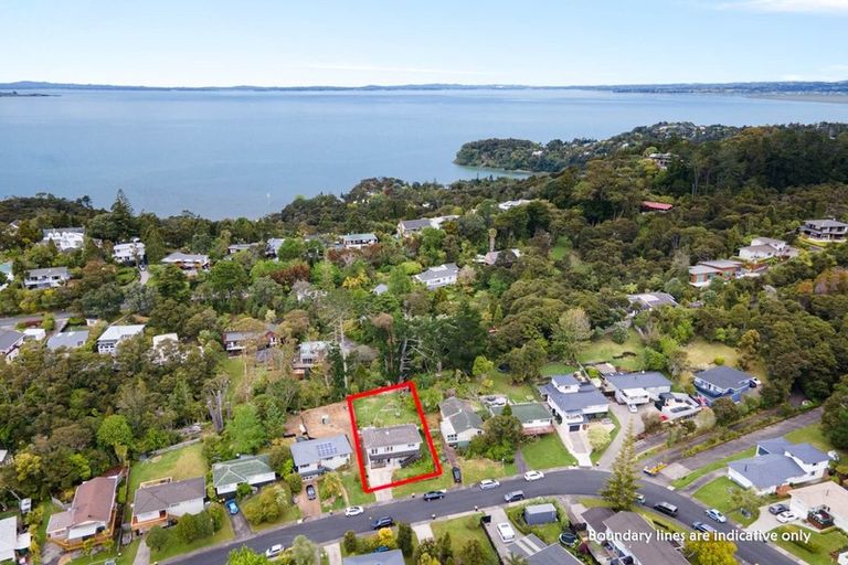 Photo of property in 28 Staincross Street, Green Bay, Auckland, 0604