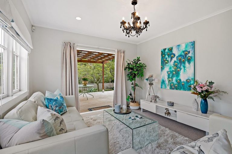 Photo of property in 5 Grovelands Way, Titirangi, Auckland, 0604