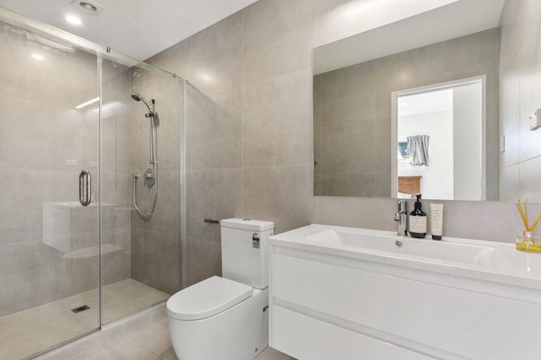 Photo of property in 32a Tupaki Place, Pakuranga Heights, Auckland, 2010