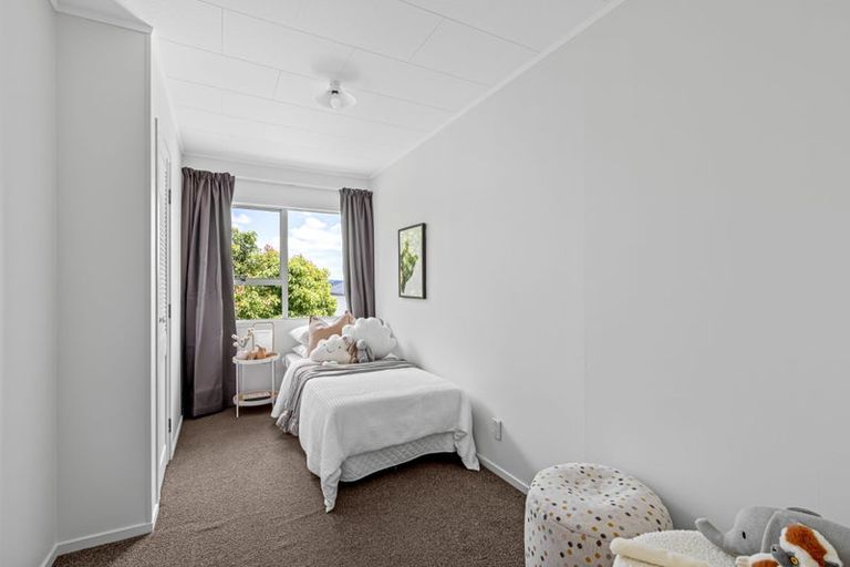 Photo of property in 1/23 Santiago Crescent, Unsworth Heights, Auckland, 0632