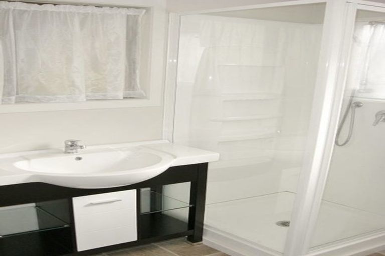 Photo of property in 1/9-11 Masterton Road, Rothesay Bay, Auckland, 0630