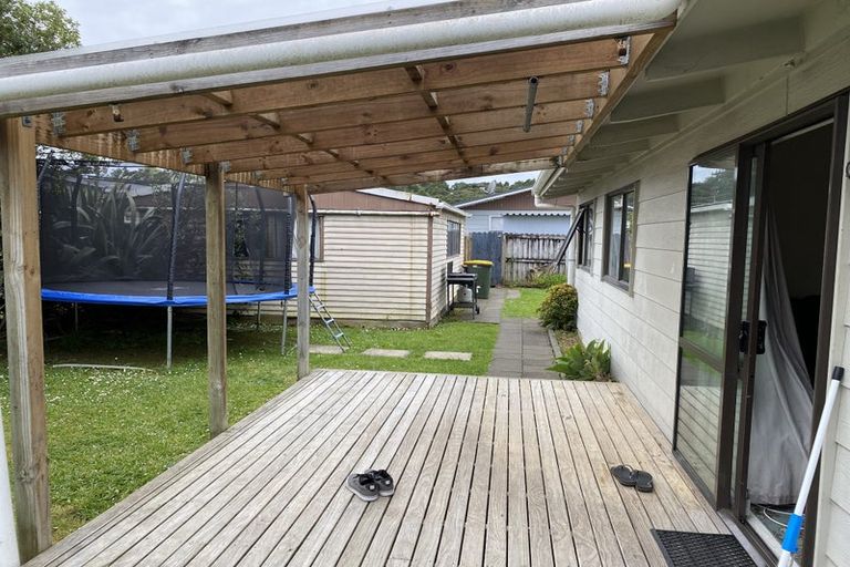 Photo of property in 17 Huruhuru Road, Massey, Auckland, 0614
