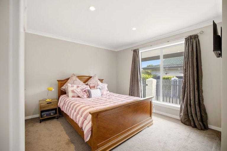 Photo of property in 18 Heathglen Avenue, Parklands, Christchurch, 8083