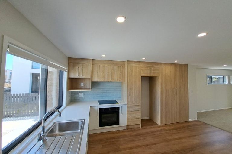 Photo of property in 2 Mikoikoi Crescent, Mangere Bridge, Auckland, 2022