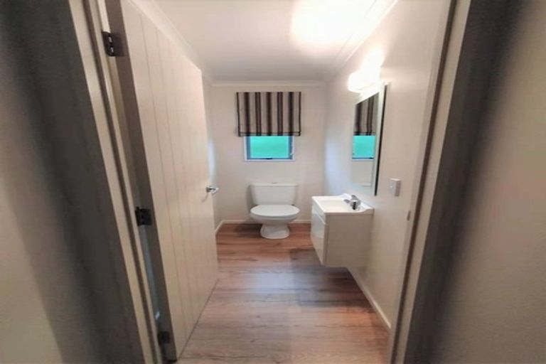 Photo of property in 38 Moyrus Crescent, East Tamaki Heights, Auckland, 2016