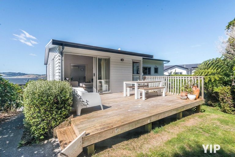 Photo of property in 35 Meadowcroft Grove, Johnsonville, Wellington, 6037
