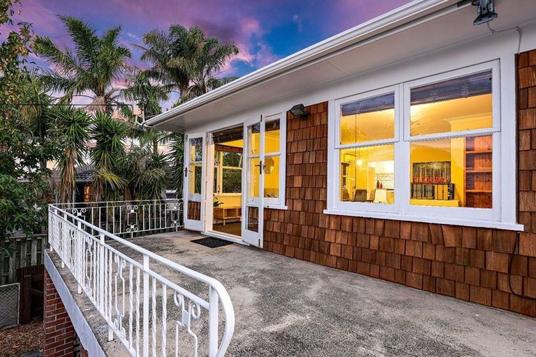 Photo of property in 31 Royal View Road, Te Atatu South, Auckland, 0610