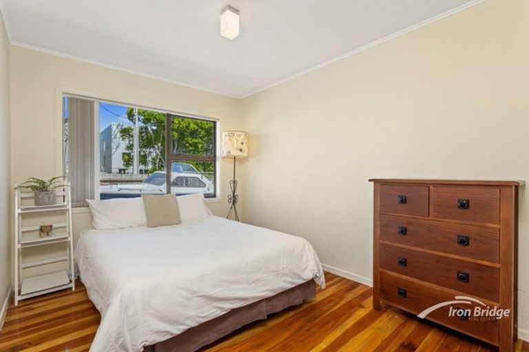 Photo of property in 5 Mavis Place, Beach Haven, Auckland, 0626