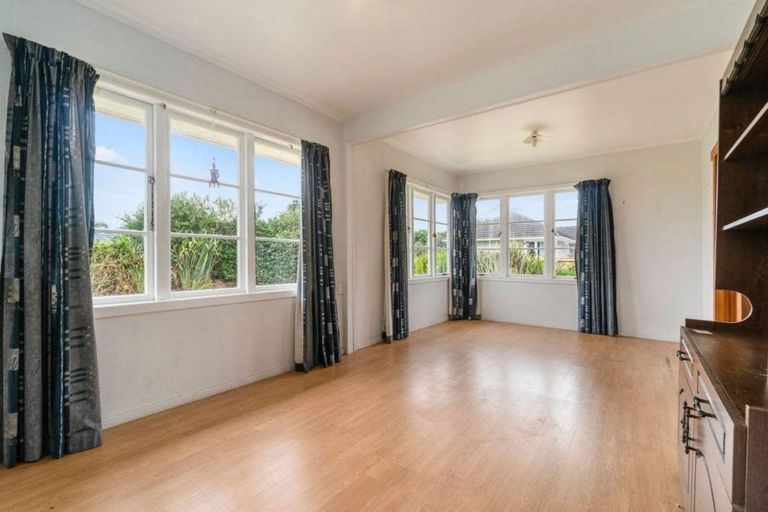 Photo of property in 16 London Street, Te Atatu Peninsula, Auckland, 0610