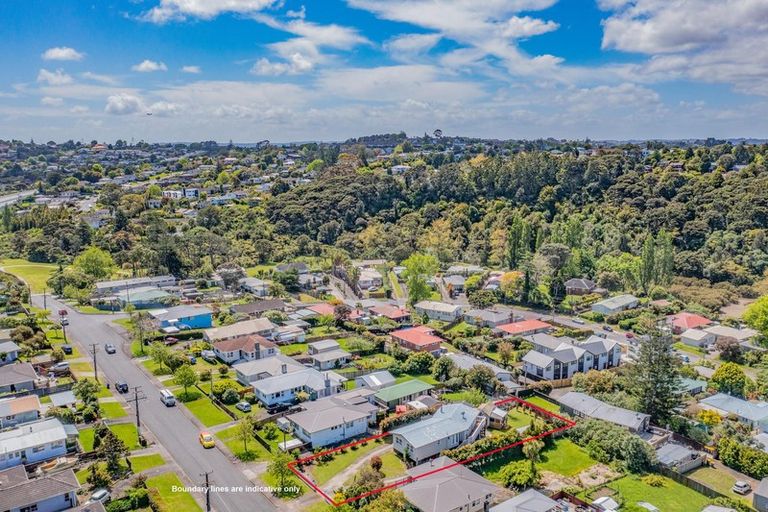 Photo of property in 24 Huruhuru Road, Massey, Auckland, 0614