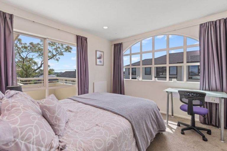 Photo of property in 2/1 Hyde Road, Rothesay Bay, Auckland, 0630