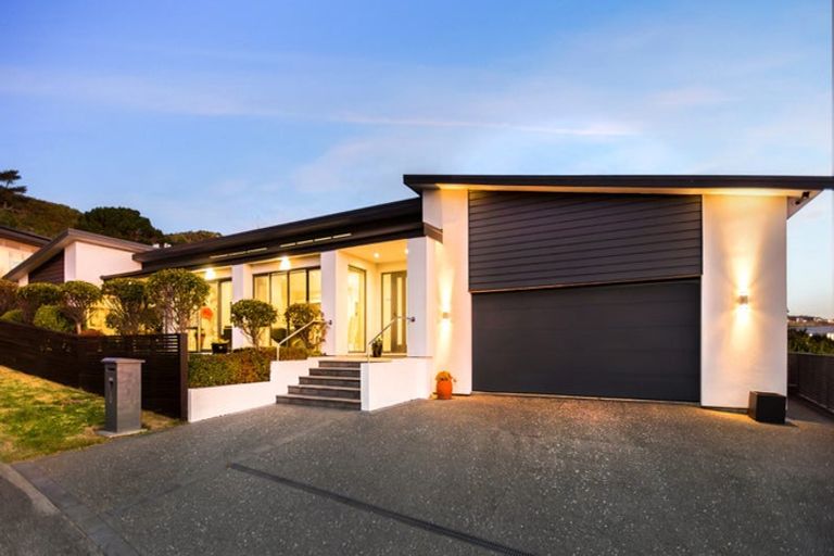 Photo of property in 6 The Fjord, Aotea, Porirua, 5024