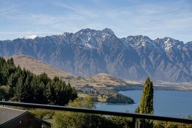 Photo of property in 54c Wynyard Crescent, Fernhill, Queenstown, 9300