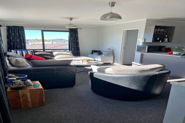 Photo of property in 16a Woodall Place, Totara Vale, Auckland, 0627