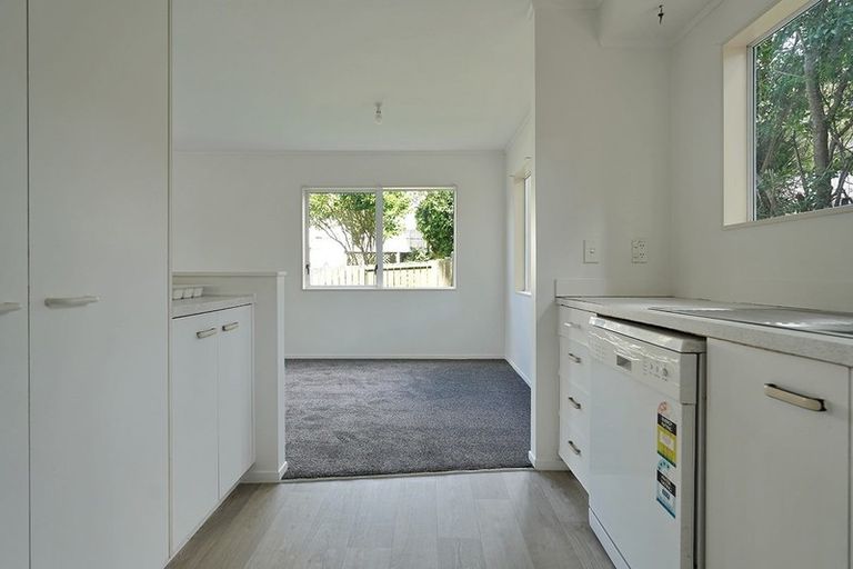 Photo of property in 6/24 Eastglen Road, Glen Eden, Auckland, 0602