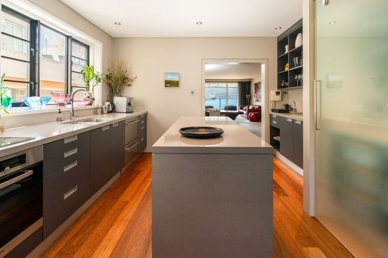 Photo of property in Broadwater Apartments, 214 Oriental Parade, Oriental Bay, Wellington, 6011