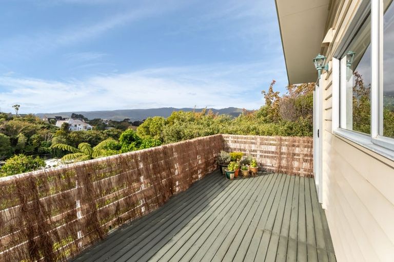 Photo of property in 5 Ardal Grove, Tirohanga, Lower Hutt, 5010