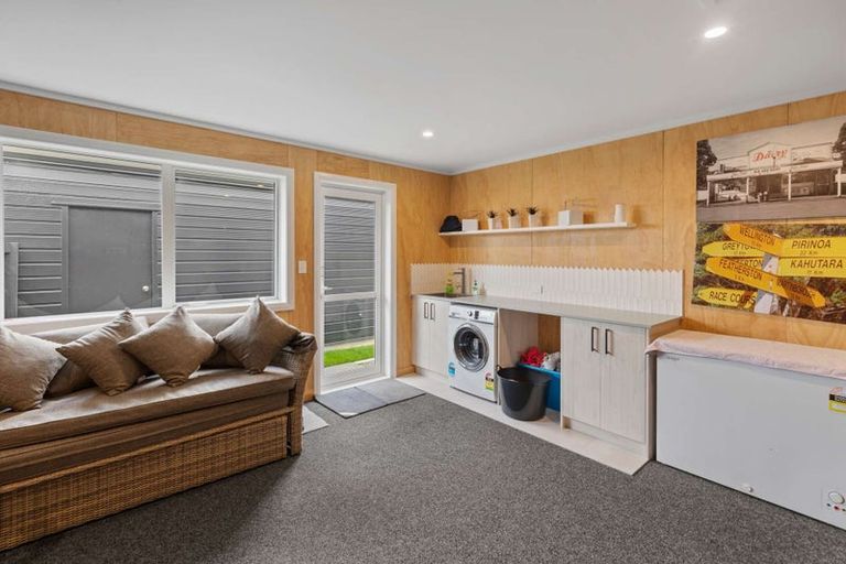 Photo of property in 1 Corsica Court, Fitzherbert, Palmerston North, 4410