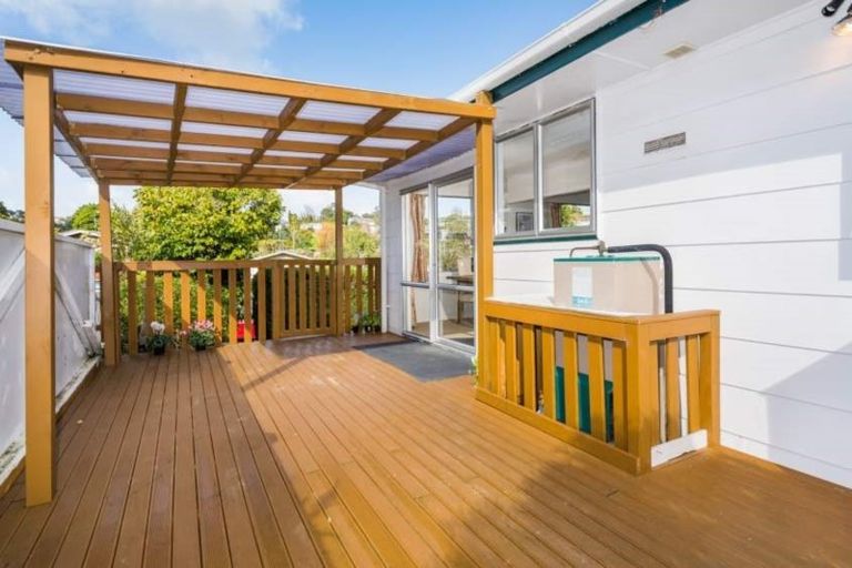 Photo of property in 19 Segedin Place, Glenfield, Auckland, 0629
