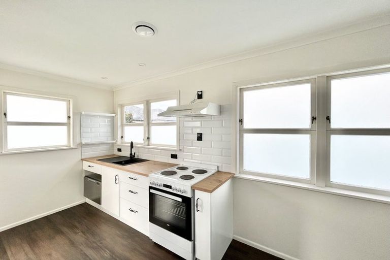 Photo of property in 32 Queenwood Road, Levin, 5510