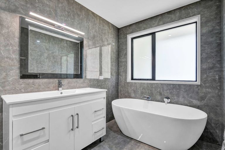 Photo of property in 2 Frederick Place, Whalers Gate, New Plymouth, 4310