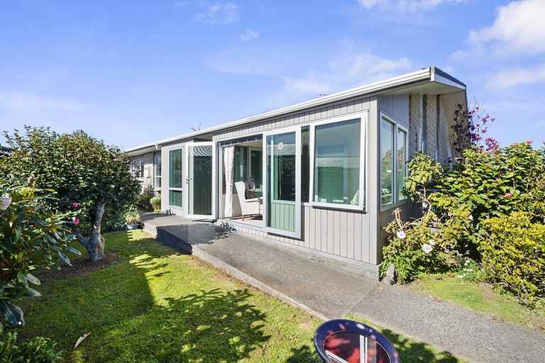 Photo of property in 13 John Guthrie Place, Merrilands, New Plymouth, 4312
