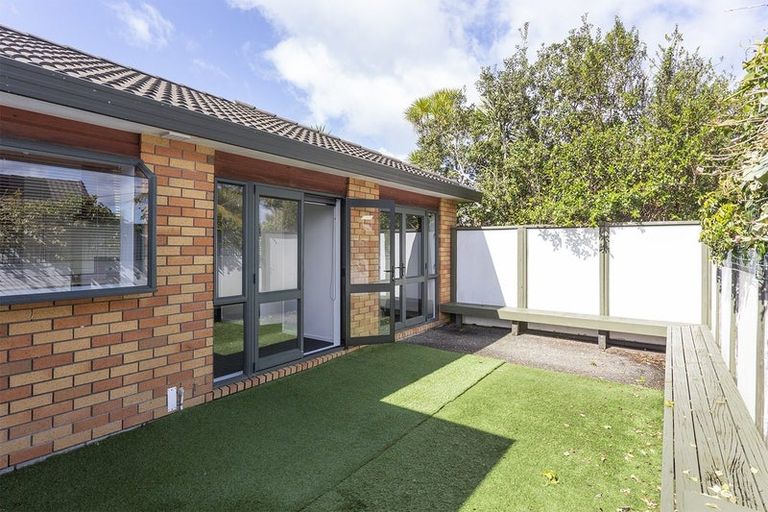 Photo of property in 4 Cliff View Drive, Green Bay, Auckland, 0604