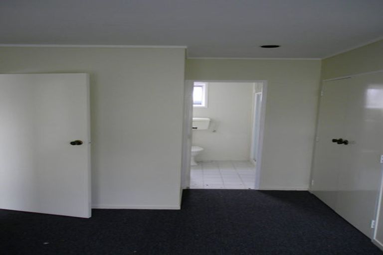Photo of property in 21 Howard Road, Northcote, Auckland, 0627